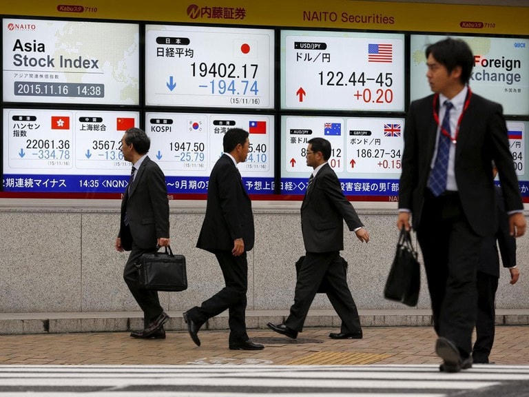 Màn hình hiển thị chỉ số thị trường bên ngoài một công ty môi giới chứng khoán ở Tokyo. Ảnh: Reuters.