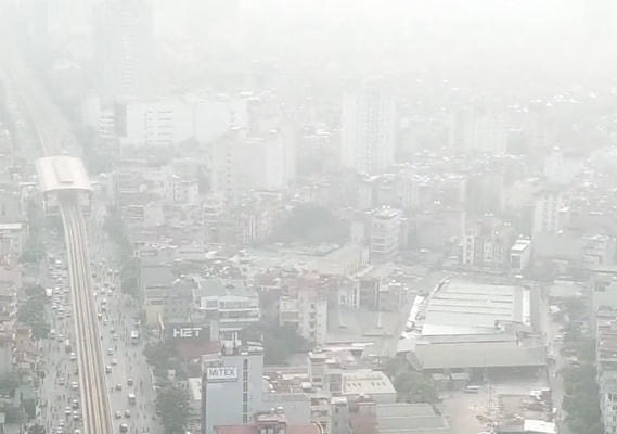 Hà Nội chìm trong lớp sương mù kèm bụi bẩn.