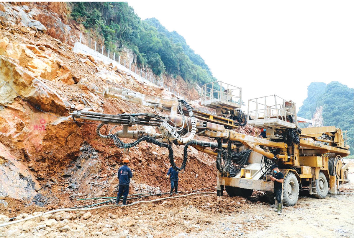 Công nhân thực hiện gia cố ta luy khu vực cửa hầm.