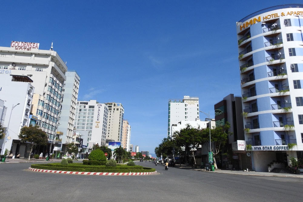 Hàng loạt khách sạn chưa thể mở cửa đón khách. Ảnh: Bình Nguyên.