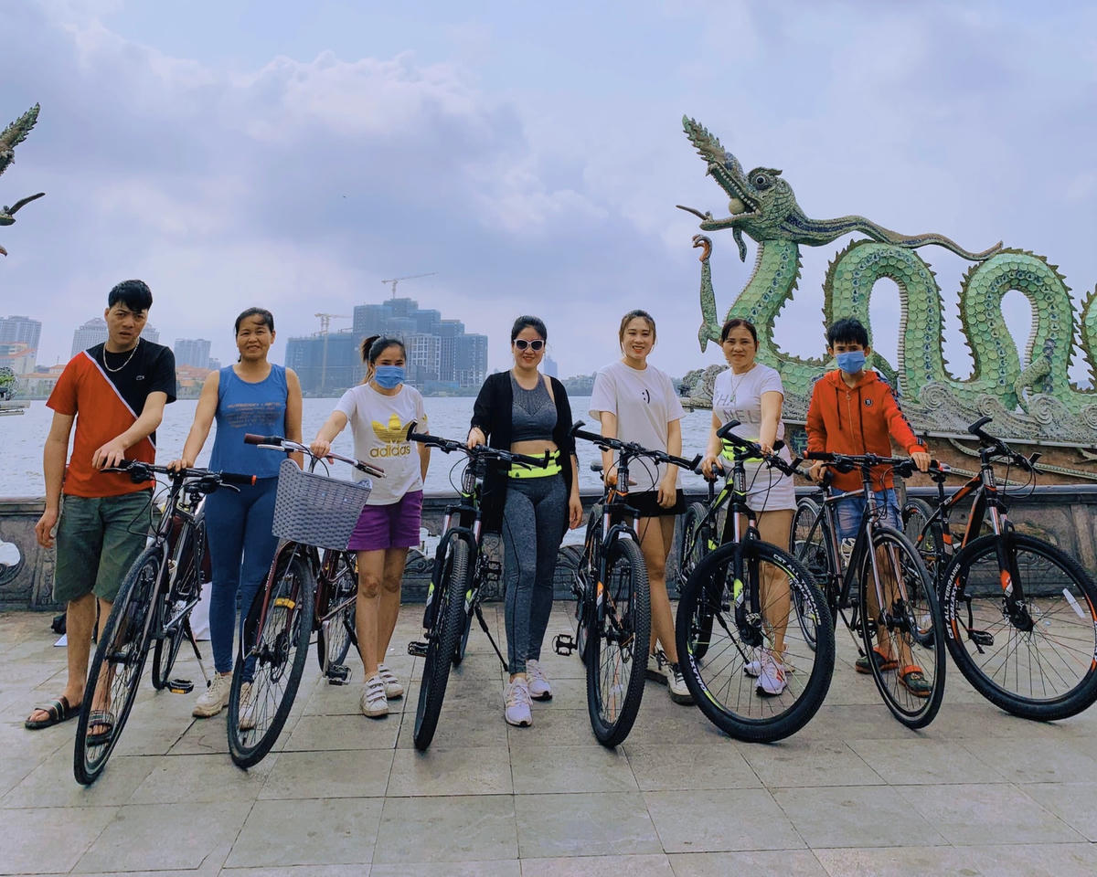Thích thú với trào lưu đạp xe quanh hồ Tây. Ảnh: NVCC.