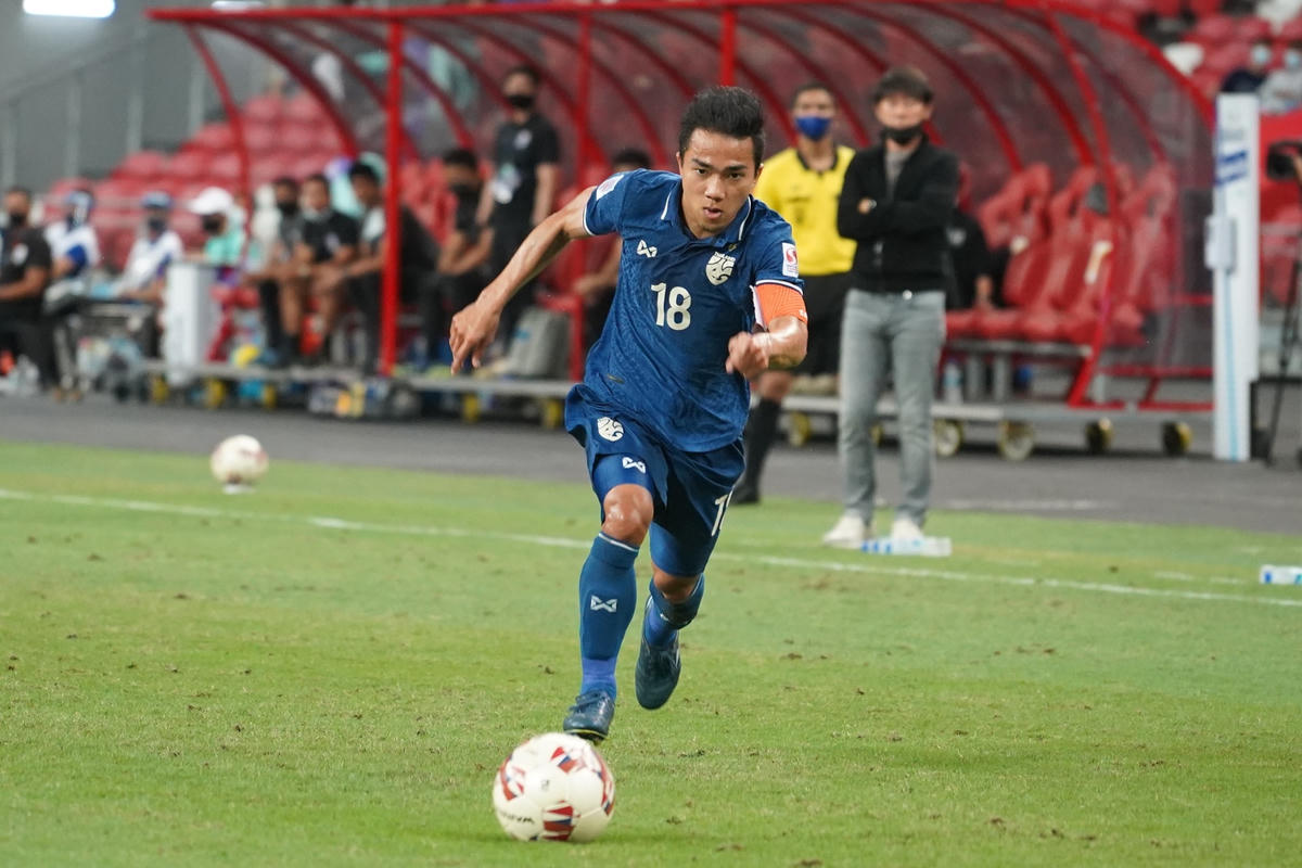 Chanathip là đối thủ nặng ký với Công Vinh ở cuộc đua này.Nói về Chanathip Songkrasin, trang chủ AFF Cup nhấn mạnh: "Chanathip Songkrasin có ba giải đấu là nhạc trưởng giúp đội tuyển Thái Lan giành chức vô địch. Đáng chú ý, anh cũng nhận luôn danh hiệu xuất sắc nhất ở ba giải đấu này. Không quá lời khi cho rằng sự hiện tại của Chanathip Songkrasin đã mở ra kỷ nguyên thành công cho Thái Lan. Cầu thủ nhỏ bé có biệt danh là "Messi Jay" có nhãn quan chiến thuật, khả năng kiểm soát bóng và lừa bóng khiến các hậu vệ phải khiếp sợ. Mới nhất, ở AFF Cup 2020, Chanathip Songkrasin đã ghi 4 bàn, trong đó có cú đúp trong trận chung kết với Indonesia".