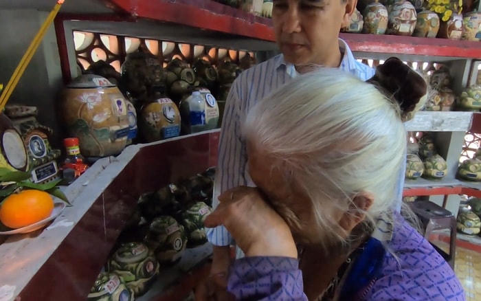 Nghệ sĩ Hồng Sáp trở lại thắp nén nhang cho chồng sau 30 năm không tới lui.