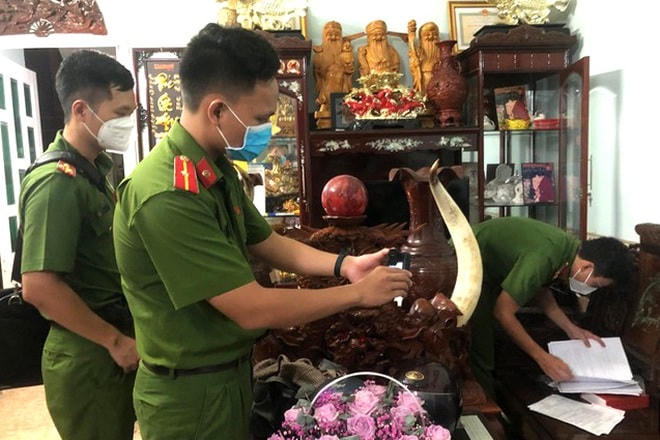 Lực lượng công an thu giữ tài liệu liên quan