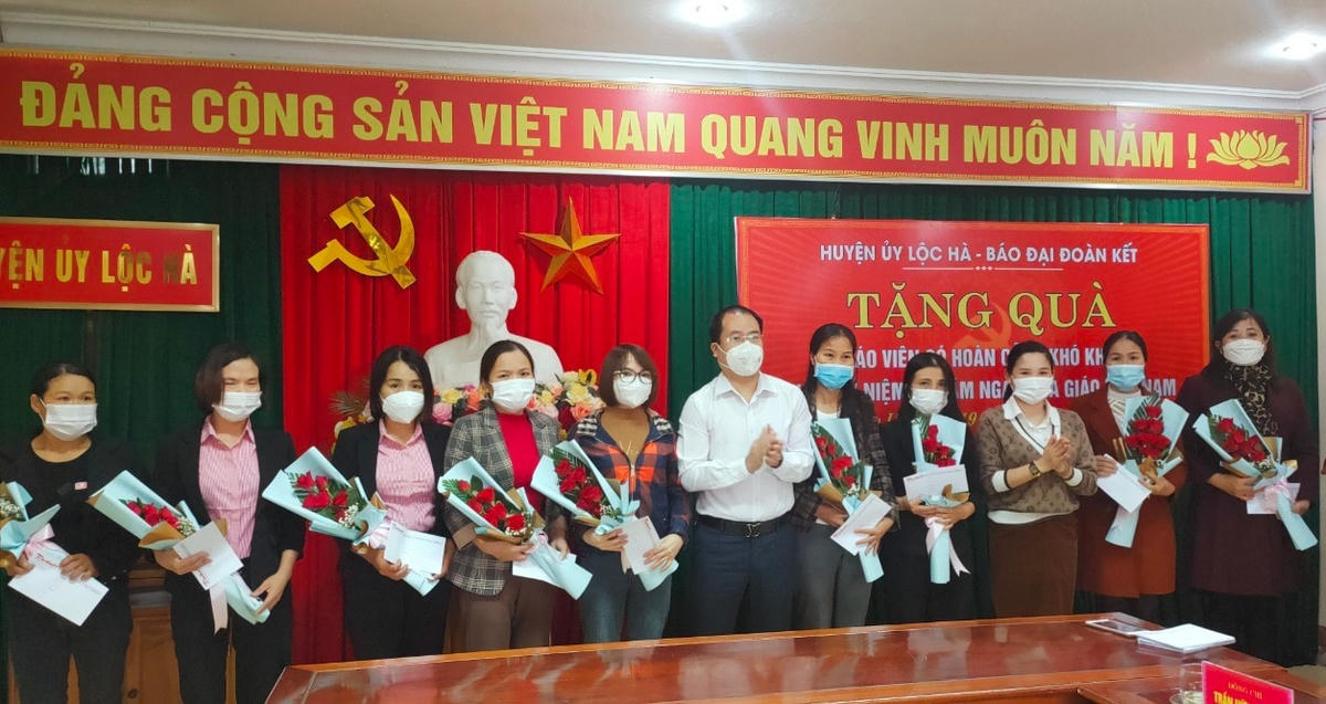 Bí thư Huyện ủy Lộc Hà Nguyễn Thế Hoàn và PV thường trú báo Đại Đoàn Kết tại Hà Tĩnh tặng hoa, quà cho các giáo viên có hoàn cảnh khó khăn.