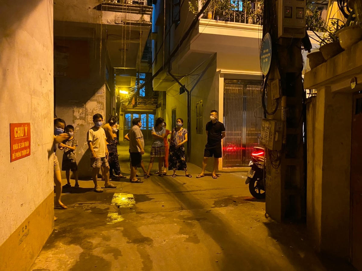 Người dân trong ngõ xôn xao trước sự việc.