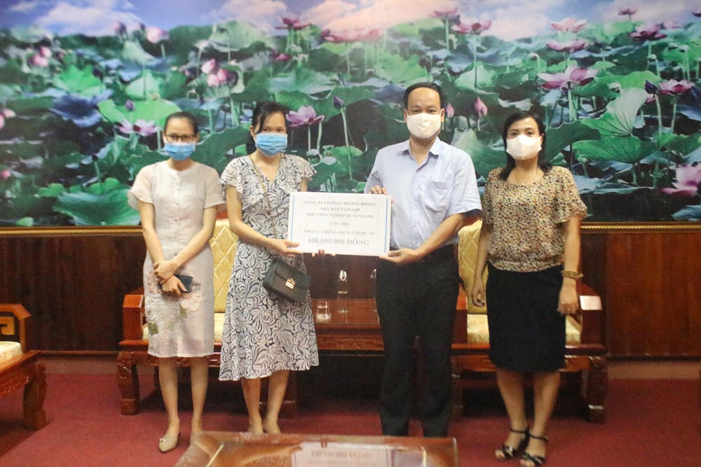 Ông Lê Hồng Sơn, Phó Chủ tịch Ủy ban MTTQ Việt Nam tỉnh Quảng Trị tiếp nhận ủng hộ công tác phòng, chống dịch Covid-19.