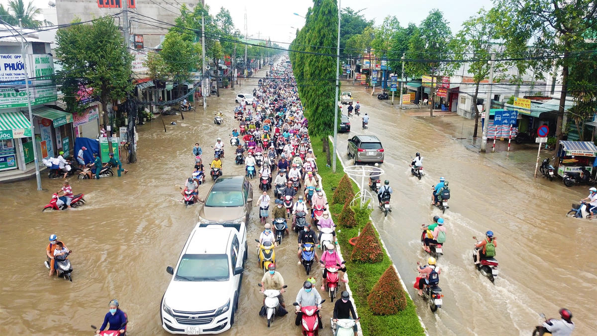 Đoạn đường Nguyễn Văn Cừ nối dài bị ngập khiến giao thông ách tắc cục bộ.