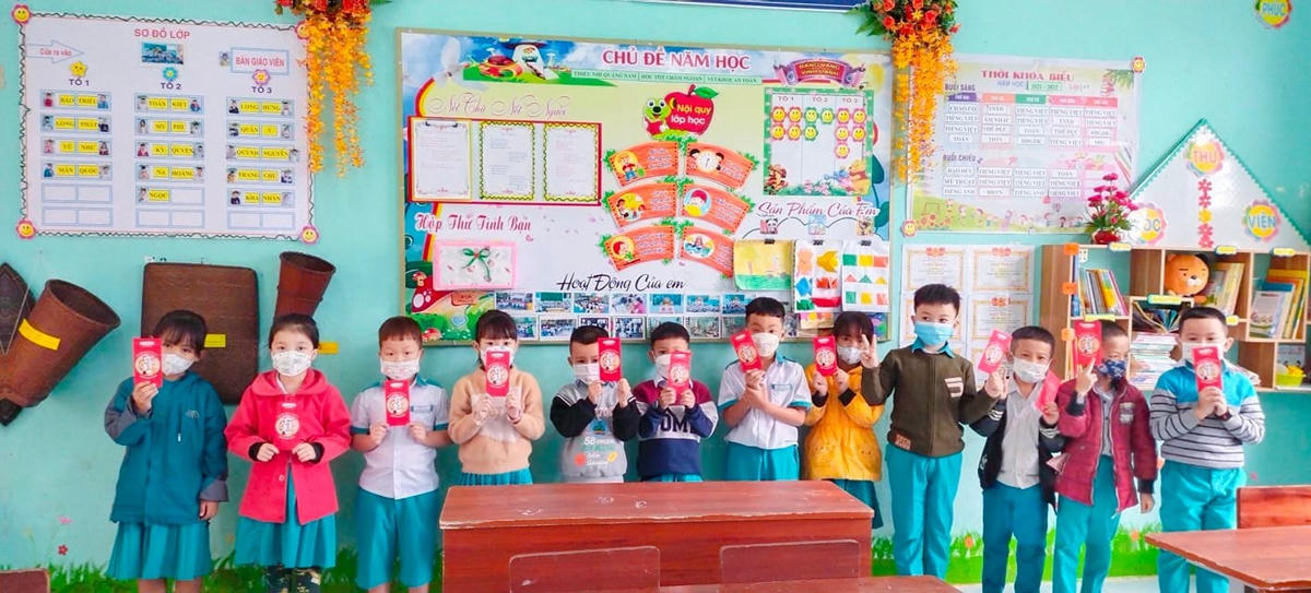 Học sinh trên địa bàn huyện Nam Trà My được nhận tiền lì xì đầu năm mới.