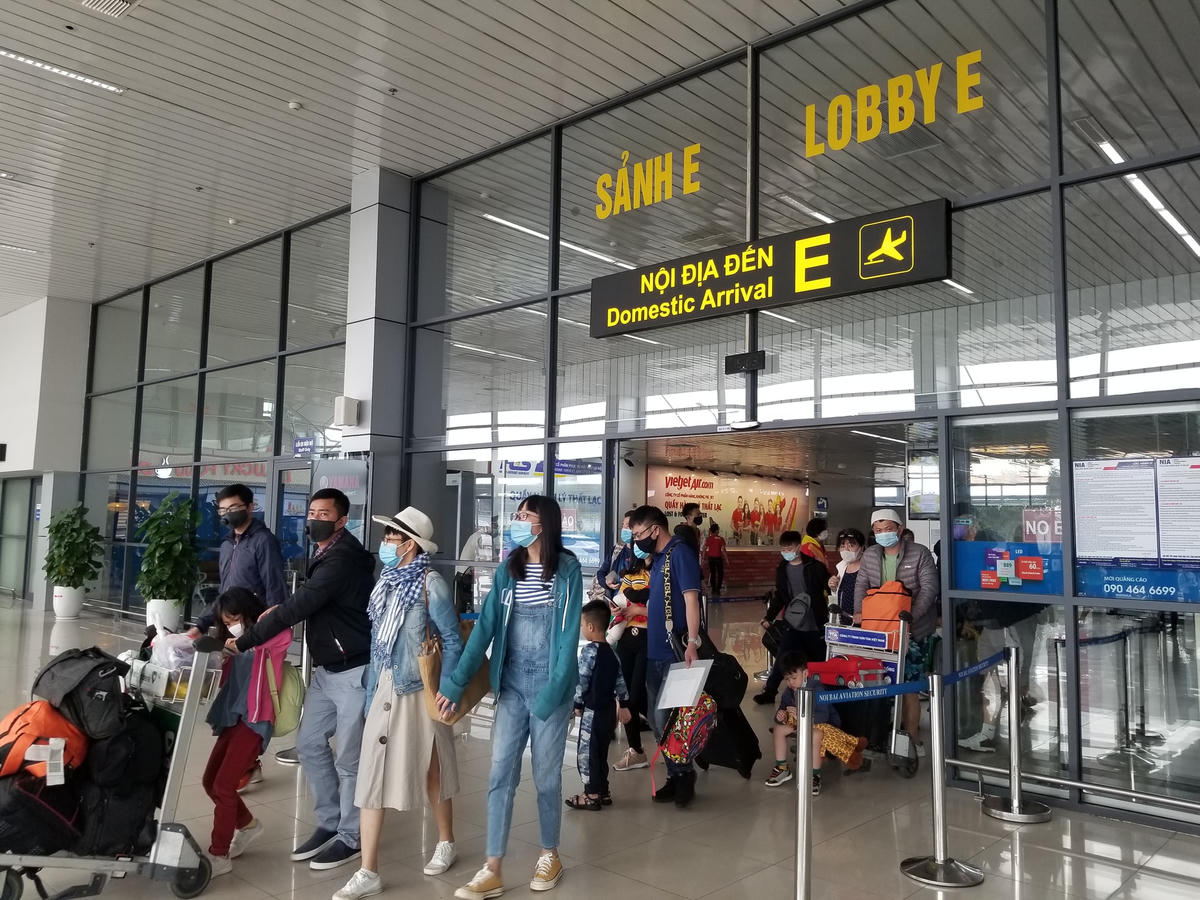 Hầu hết những hành khách đến sân bay đều đeo khẩu trang đầy đủ, chấp hành nghiêm chỉnh quy định phòng chống dịch.
