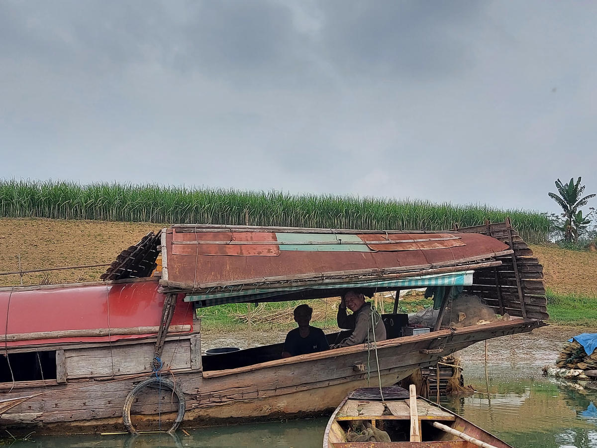 Ngày trên sông, đêm trên bờ là cuộc sống hiện tại của gần 20 hộ dân làng chài Thuỷ Long nuôi cá lồng trên sông Chu.