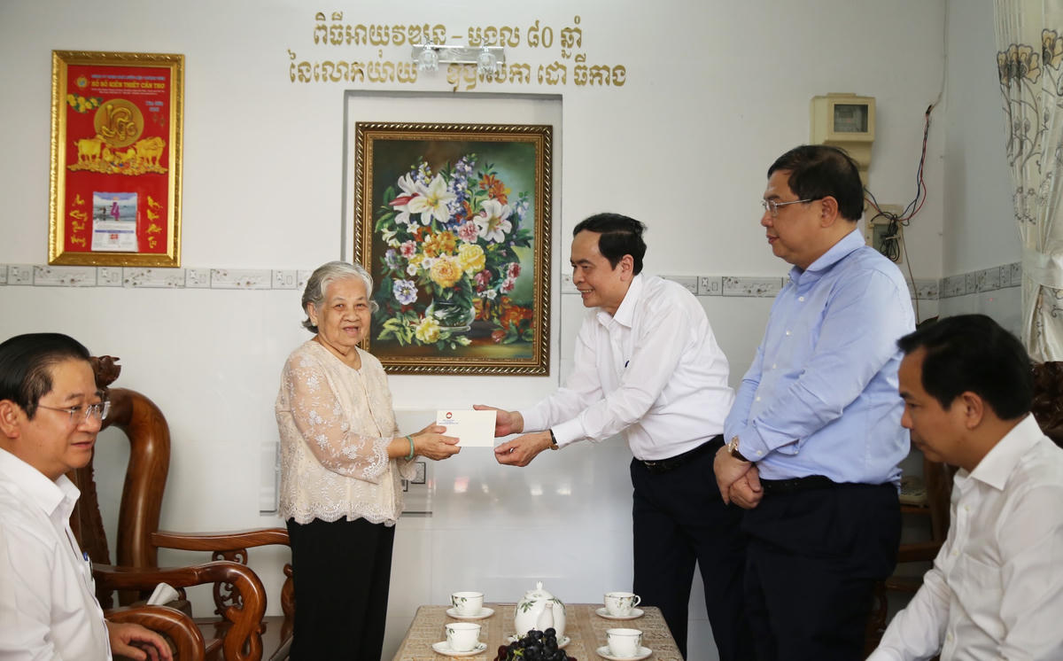 Chủ tịch Trần Thanh Mẫn tặng quà Tết gia đình ông Huỳnh Cương.