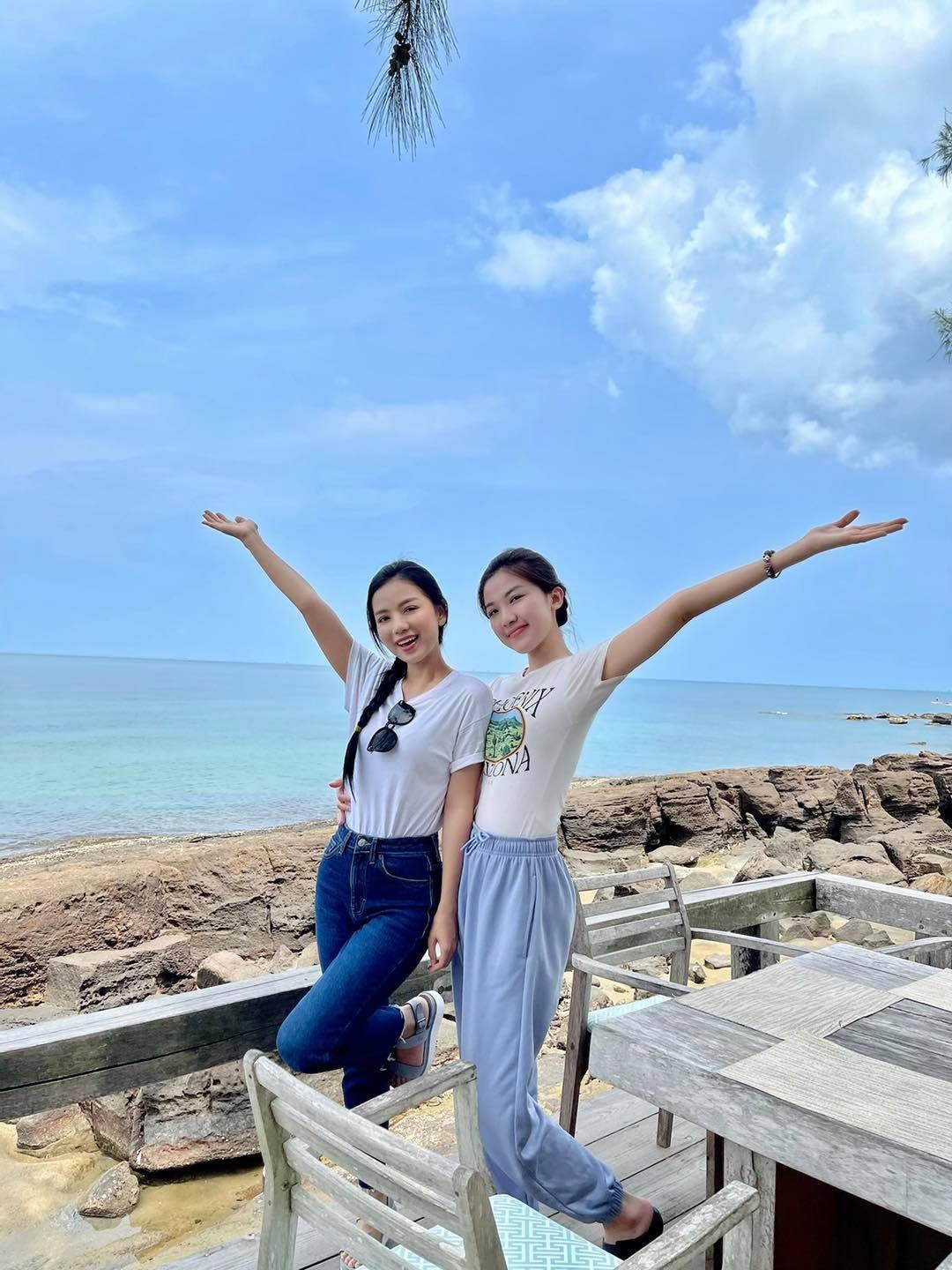 Hai cô nàng Hạ Anh và Lương Thanh thu hút nhiều ánh nhìn bởi vẻ dễ thương.