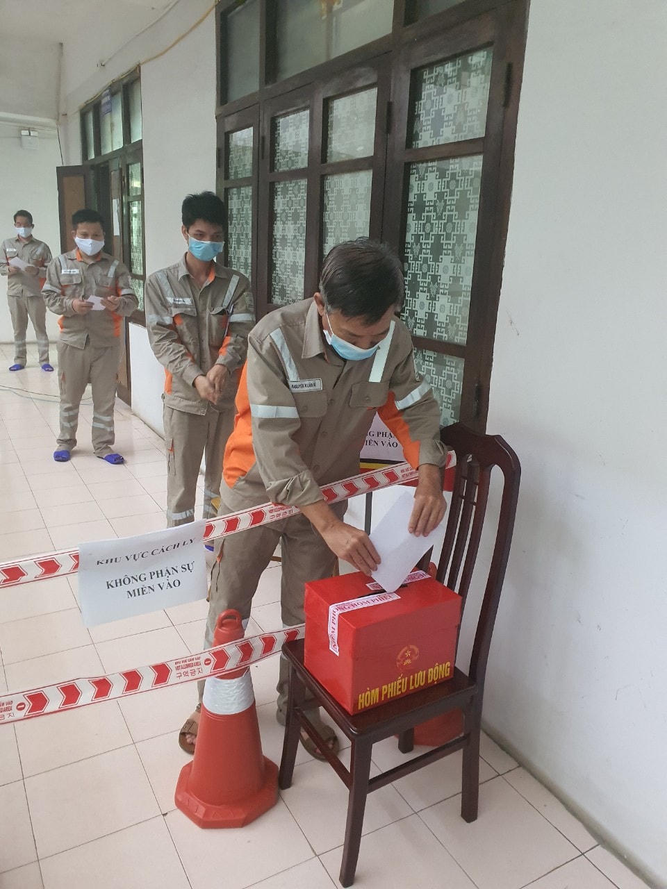 Gửi gắm niềm tin vào lá phiếu.