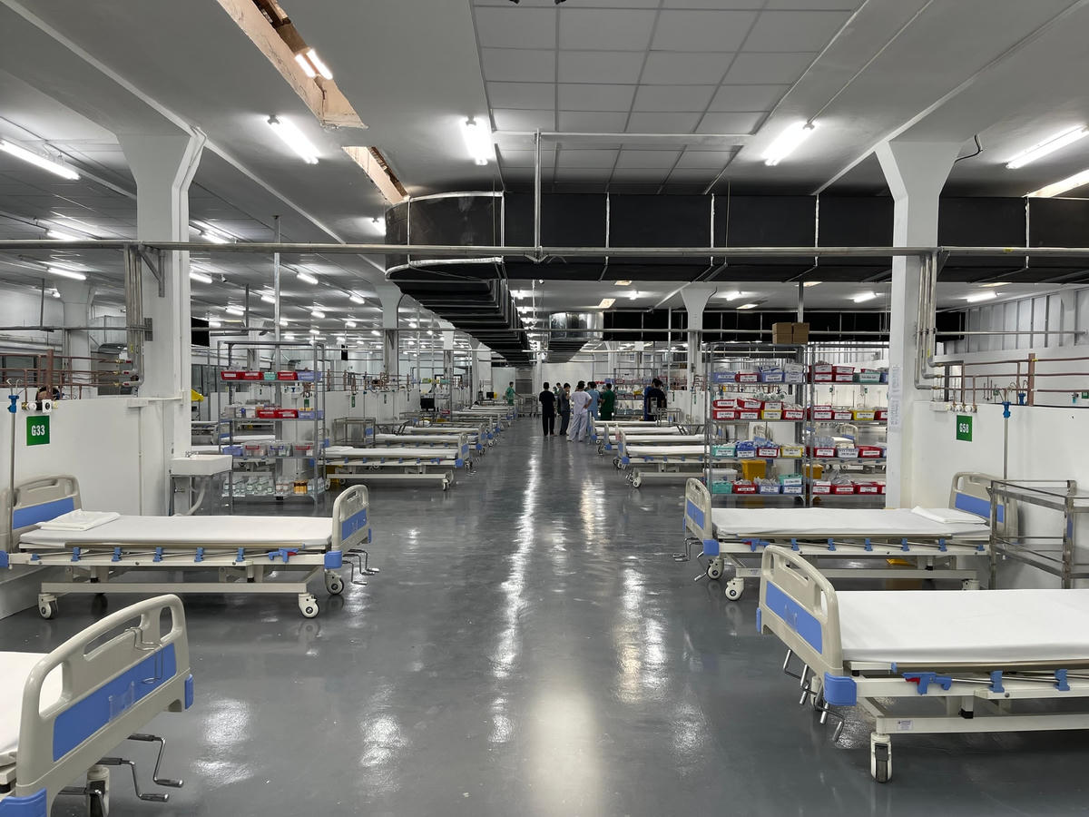 Theo GS.TS Phạm Như Hiệp, giai đoạn đầu, trung tâm sẽ tiếp nhận bệnh nhân với số lượng phù hợp để đảm bảo các hệ thống máy thở, máy theo dõi sinh tồn hoạt động ổn định. Khi trung tâm hoạt động thông suốt thì sẽ tiếp nhận lượng bệnh nhân nặng rất lớn. Các phác đồ điều trị được làm theo đúng chỉ dẫn của Bộ Y tế.