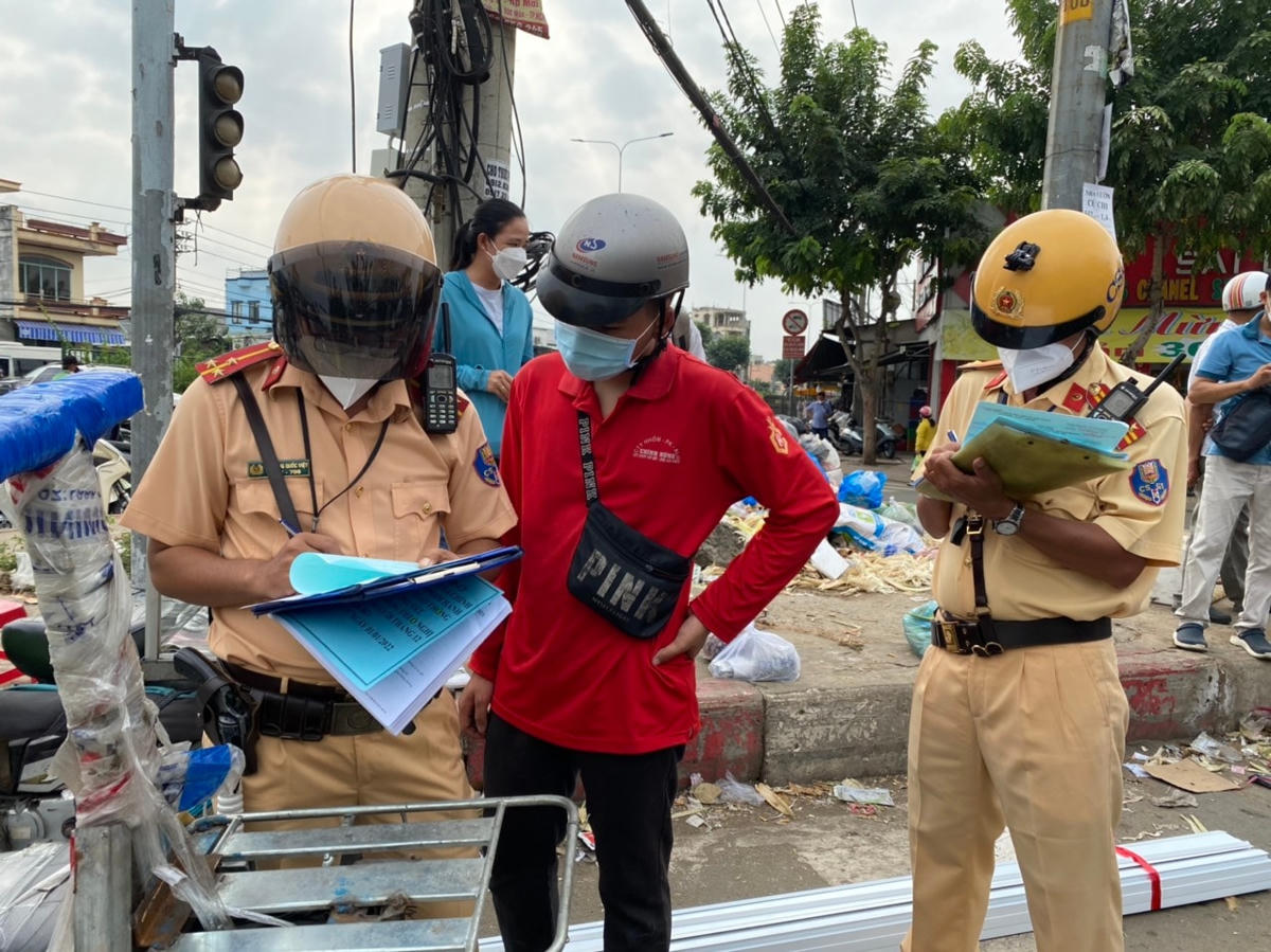 CSGT lập biên bản nhiều trường hợp vi phạm an toàn giao thông.