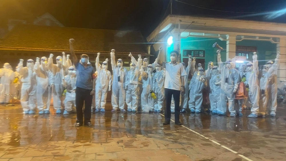 Mặc dù còn nhiều khó khăn, đoàn sinh viên vẫn đồng lòng quyết tâm chiến thắng dịch bệnh. Ảnh: NVCC.