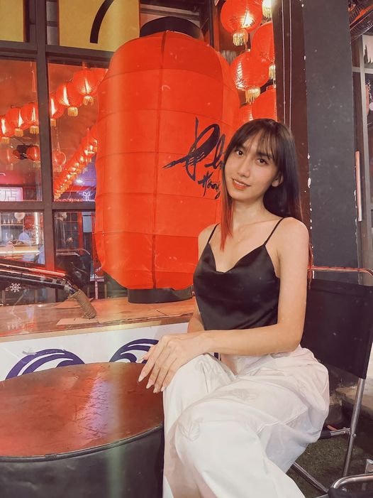 Link Lee chia sẻ tâm trạng khi sắp bước vào kỳ nghỉ lễ: “Dạo này Linh đỡ buồn hơn rùi, mai về quê nghỉ lễ với gia đình nè cả nhà ơiiiiii”.