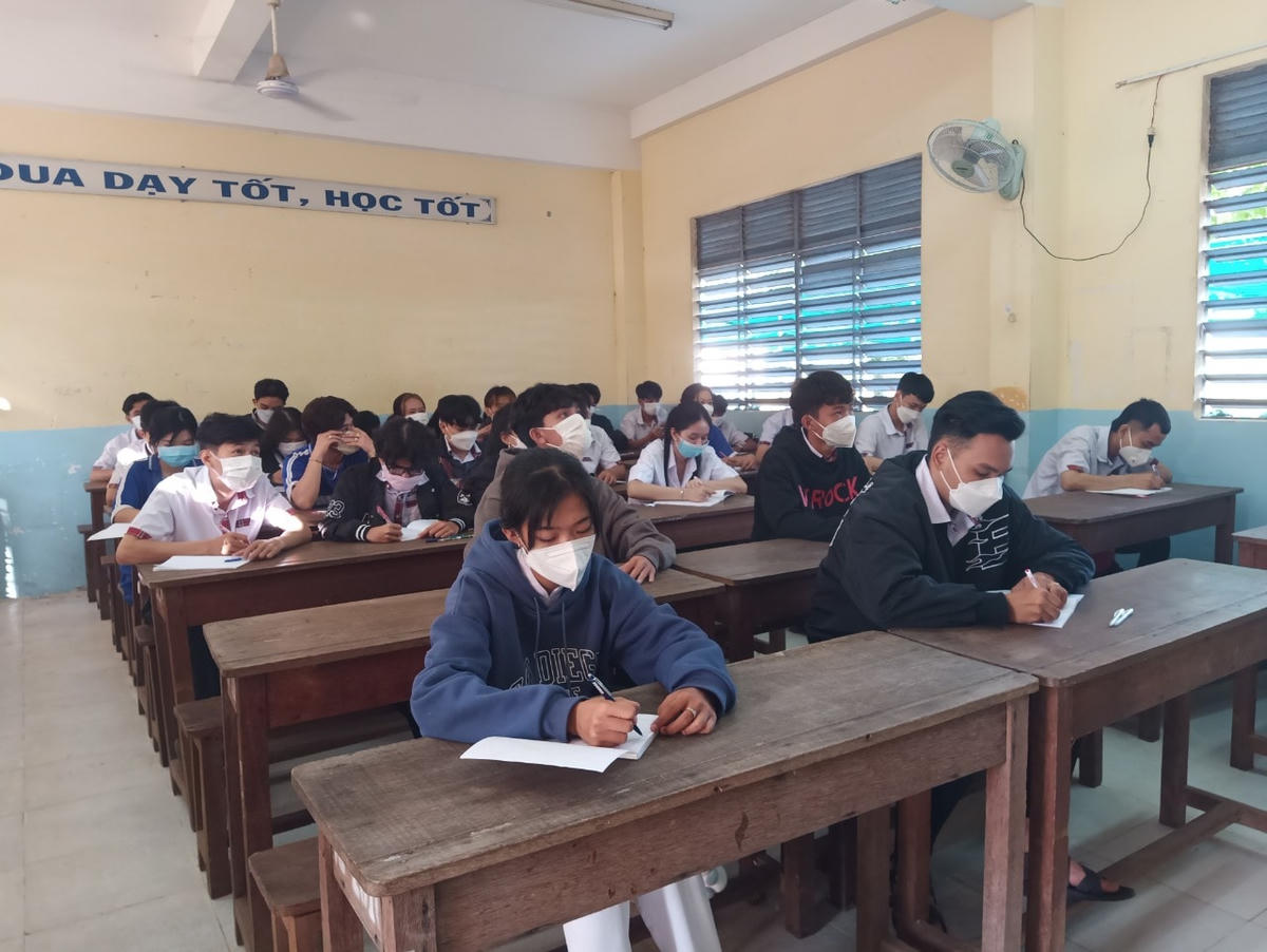 Học sinh là con em người Việt ở Campuchia quay trở lại học trực tiếp. Khi vào lớp học, học sinh luôn đeo khẩu trang để đảm bảo công tác phòng, chống dịch Covid-19.