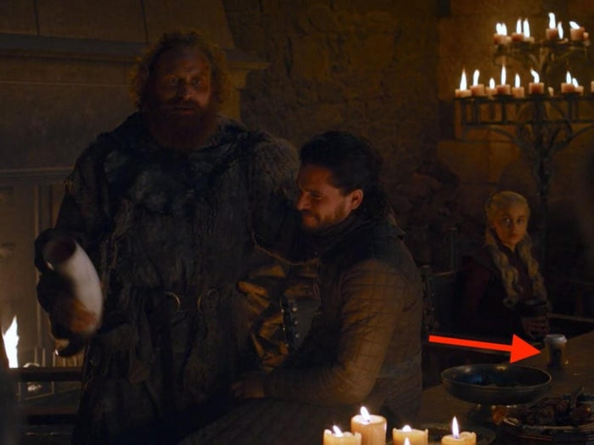 Cốc cà phê trong "Game of Thrones": Một cốc cà phê của thời hiện đại đã lọt vào khung hình, trở thành chủ đề bán tán xôn xao trên các diễn đàn. Sau đó, giám đốc nghệ thuật của bộ phim đã phân trần: "Mọi thứ đều có thể bị bỏ quên tại phim trường. Sự cố này không hề hiếm gặp".