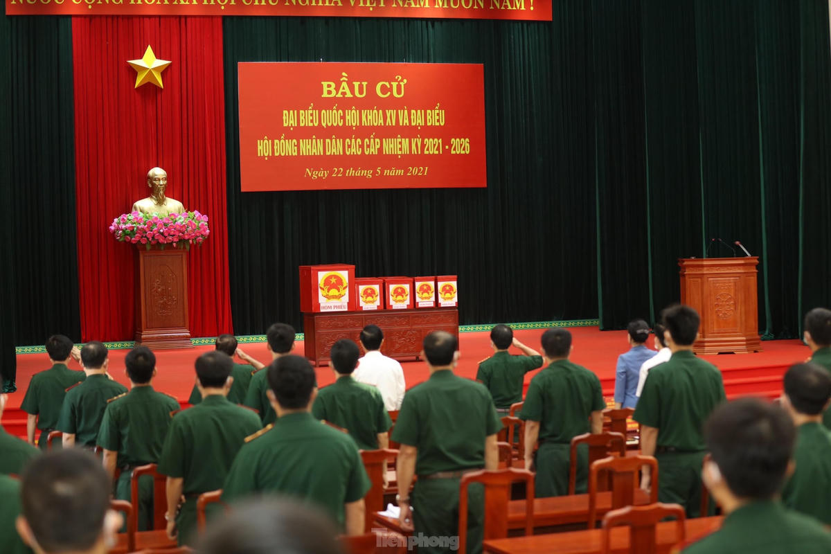 Nghi thức chào cờ trước khi khai mạc cuộc bầu cử tại tỉnh Bắc Ninh. Ảnh: Báo Tiền phong  
