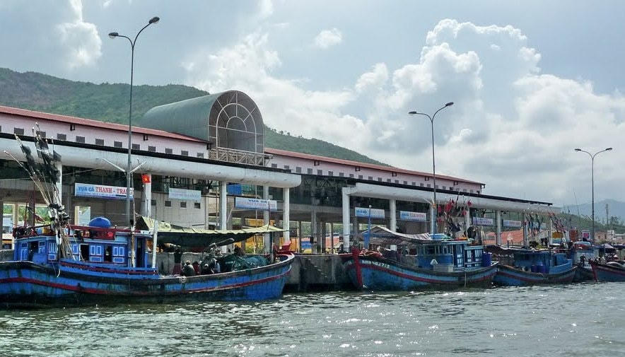 cảng Hòn Rớ (TP. Nha Trang) vào ngày đầu năm.  