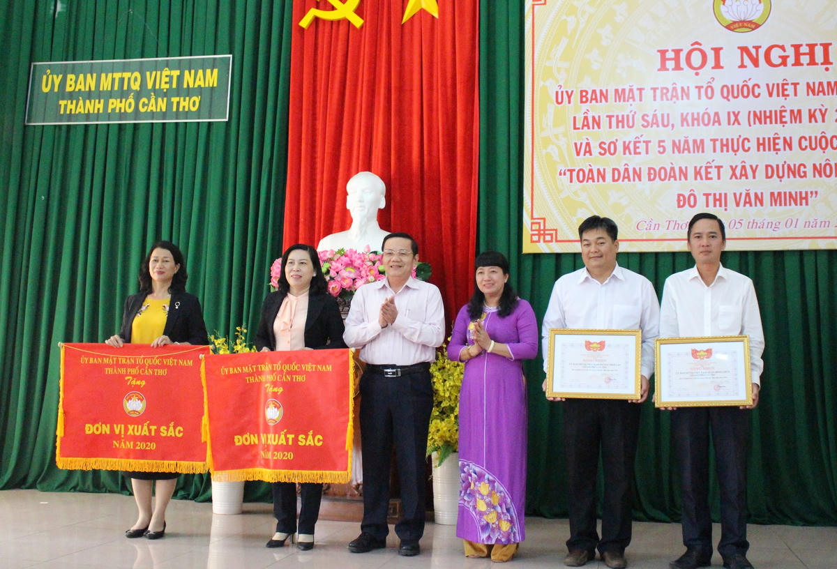 Trao Cờ thi đua cho các đơn vị có thành tích xuất sắc trong công tác Mặt trận.