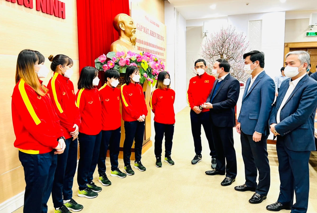 Lãnh đạo tỉnh Quảng Ninh và Tập đoàn Than - Khoáng sản Việt Nam trò chuyện cùng các "cô gái kim cương".