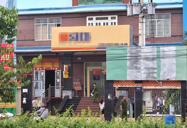 Ngân hàng bị đối tượng cầm vật nghi súng xông vào cướp.  