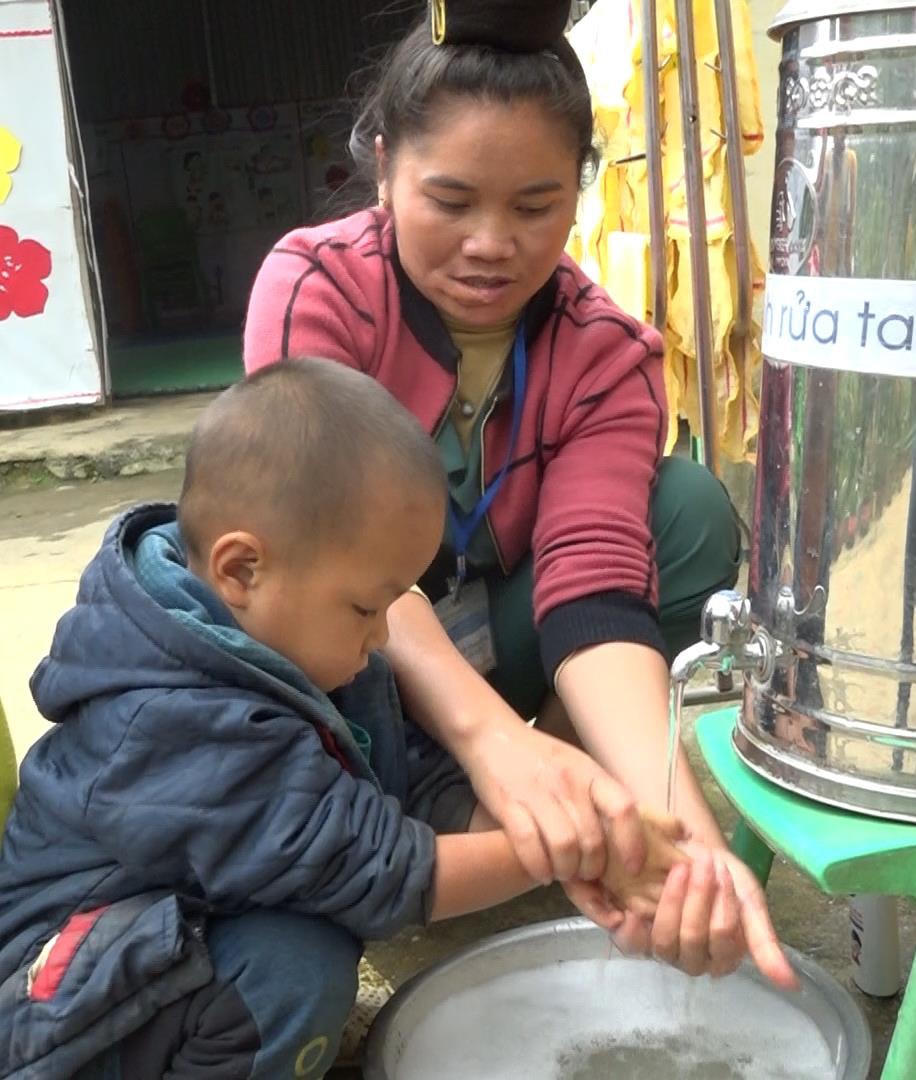 Cùng với việc giảng dạy, hàng ngày cô Hải phải thay cha mẹ chăm sóc học sinh.