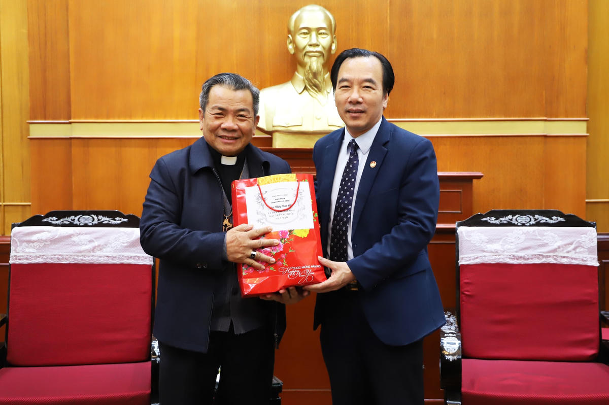 Phó Chủ tịch Ngô Sách Thực thân mật tiếp Tòa Giám mục Lạng Sơn - Cao Bằng.