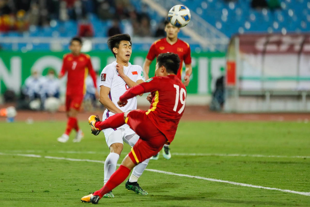 Trong trận đấu lần này, Quang Hải đã "chịu thiệt" chơi thấp ở phía dưới để dành cơ hội cho đồng đội tấn công.