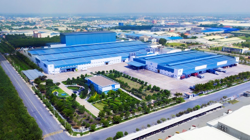 : Vinamilk hiện có 13 nhà máy trong nước, trong đó có 2 siêu nhà máy sản xuất sữa nước và sữa bột tại Bình Dương / Tại Việt Nam, Vinamilk hiện có 13 nhà máy đều được đầu tư công nghệ hiện đại và đạt nhiều tiêu chuẩn quốc tế