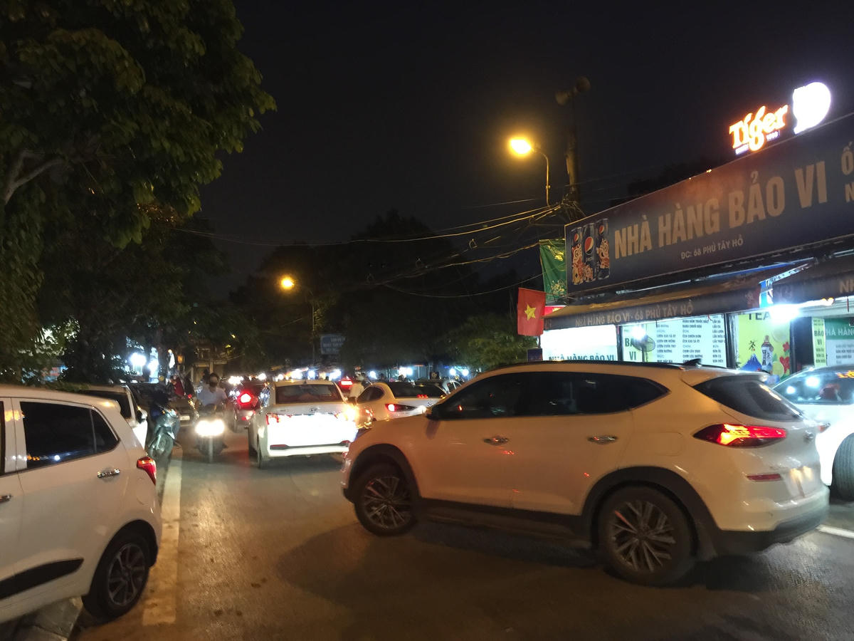 Mặc dù có đã có thông báo đóng cửa, nhưng từng đoàn xe vẫn ùn ùn đổ về Phủ Tây Hồ. Ảnh: Hoàng Minh.