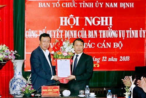 Ông Nguyễn Văn Va (phải) trong ngày nhận quyết định phân công làm Trưởng ban Tổ chức Tỉnh ủy Nam Định từ Bí thư Tỉnh ủy Đoàn Hồng Phong.