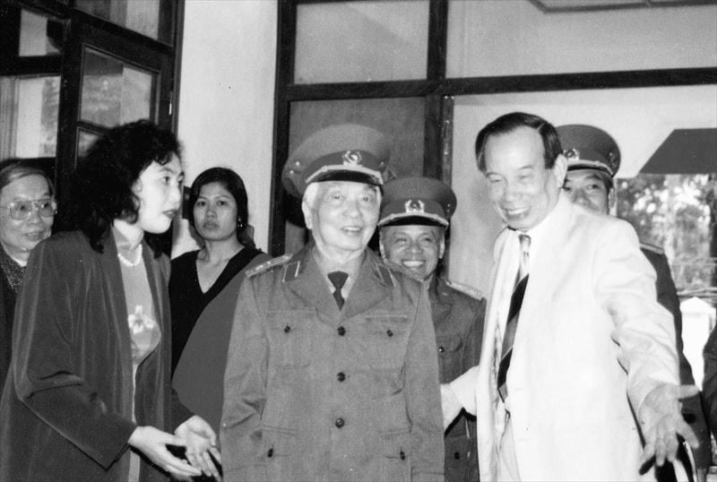 GS Từ Giấy chào đón Đại tướng Võ Nguyên Giáp đến thăm Viện dinh dưỡng quộc gia tháng 3/1983.