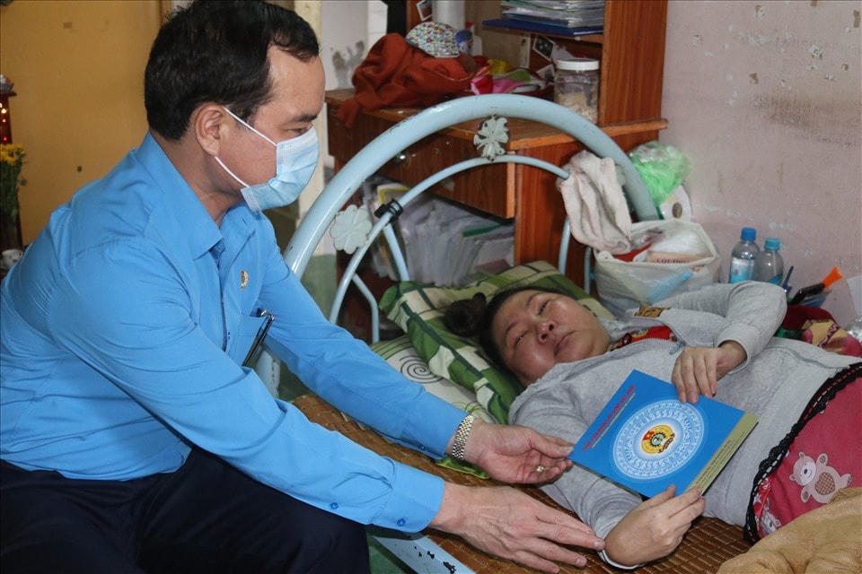 Chủ tịch Tổng LĐLĐ Việt Nam Nguyễn Đình Khang tới thăm và trao quà hỗ trợ công nhân gặp khó khăn.