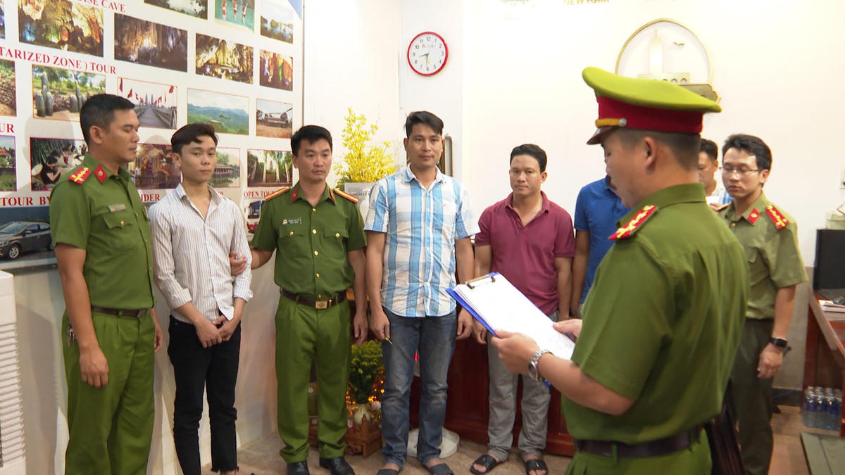 Công an đọc lệnh bắt giữ các đối tượng.