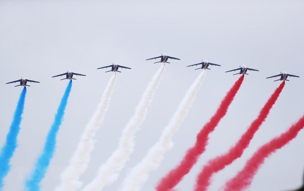 Phi đội không quân danh dự Patrouille de France trình diễn tại lễ diễu binh mừng kỷ niệm Quốc khánh Pháp trên Đại lộ Champs Elysées ở thủ đô Paris, ngày 14/7/2021. (Ảnh: THX/TTXVN).