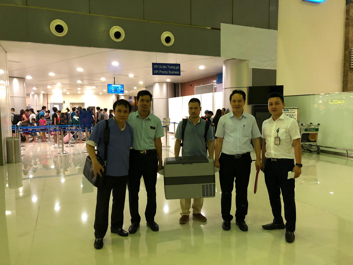 GS Phạm Như Hiệp (trái) từng xin nghỉ họp một buổi của Quốc hội để trực tiếp mang quả tim từ Hà Nội vào Huế ghép cho bệnh nhân vào năm 2018.