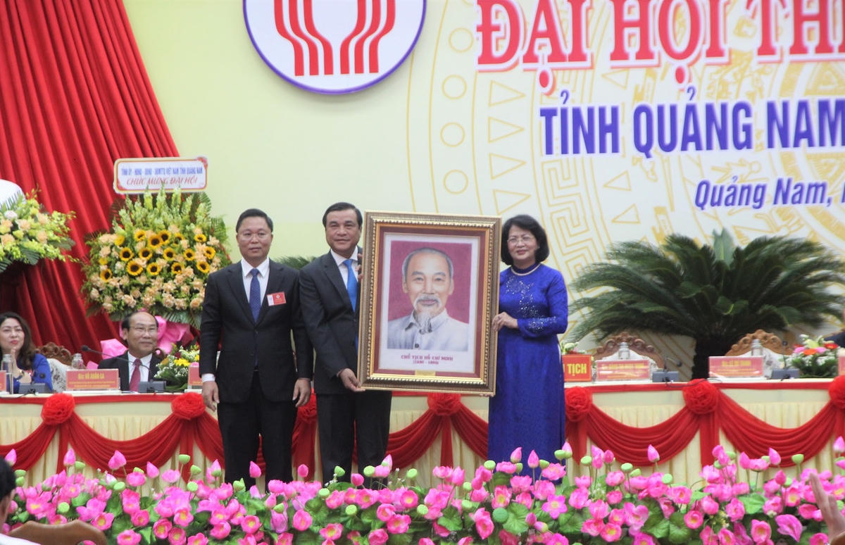 Phó Chủ tịch nước tặng bức tranh chân dung Chủ tịch Hồ Chí Minh cho Đảng bộ, nhân tỉnh Quảng Nam.  