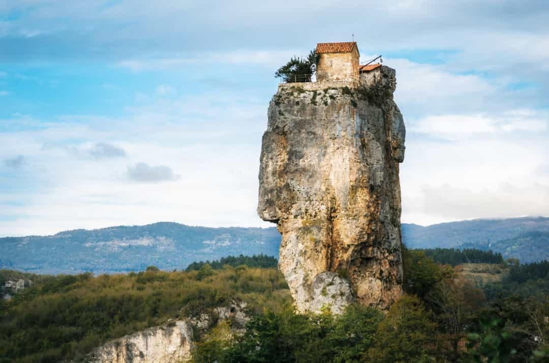 Katskhi Pillar, Georgia - Các tu sĩ Cơ đốc giáo đã xây dựng một nhà nguyện trên một vách núi đá cao 130 mét, và đây là nhà của một tu sĩ duy nhất từ những năm 90. Cách duy nhất để lên là một cái thang kim loại, mặc dù gần đây nó đã bị đóng cửa cho công chúng.  