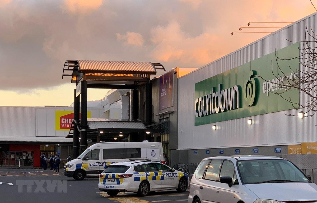 Cảnh sát điều tra bên ngoài siêu thị New Lynn ở Auckland, New Zealand, sau vụ tấn công bằng dao, ngày 3/9/2021. (Ảnh: THX/TTXVN).