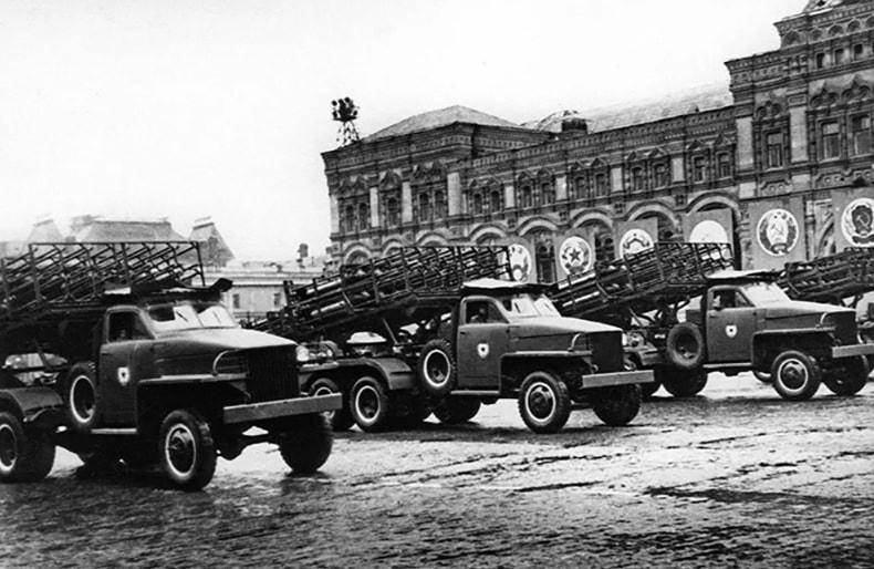 Bệ phóng tên lửa Katyusha trong cuộc diễu hành Chiến thắng đầu tiên ở Moscow.