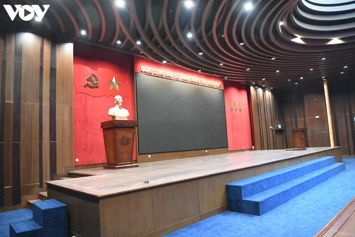 Khu vực hội trường lớn mang phong cách hiện đại, trang nghiêm.