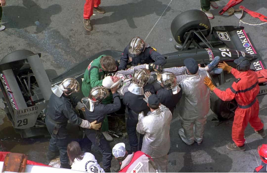 Karl Wendlinger được nhấc ra khỏi xe trong tình trạng bất tỉnh sau một vụ va chạm nghiêm trọng tại Monaco Grand Prix 1994.  