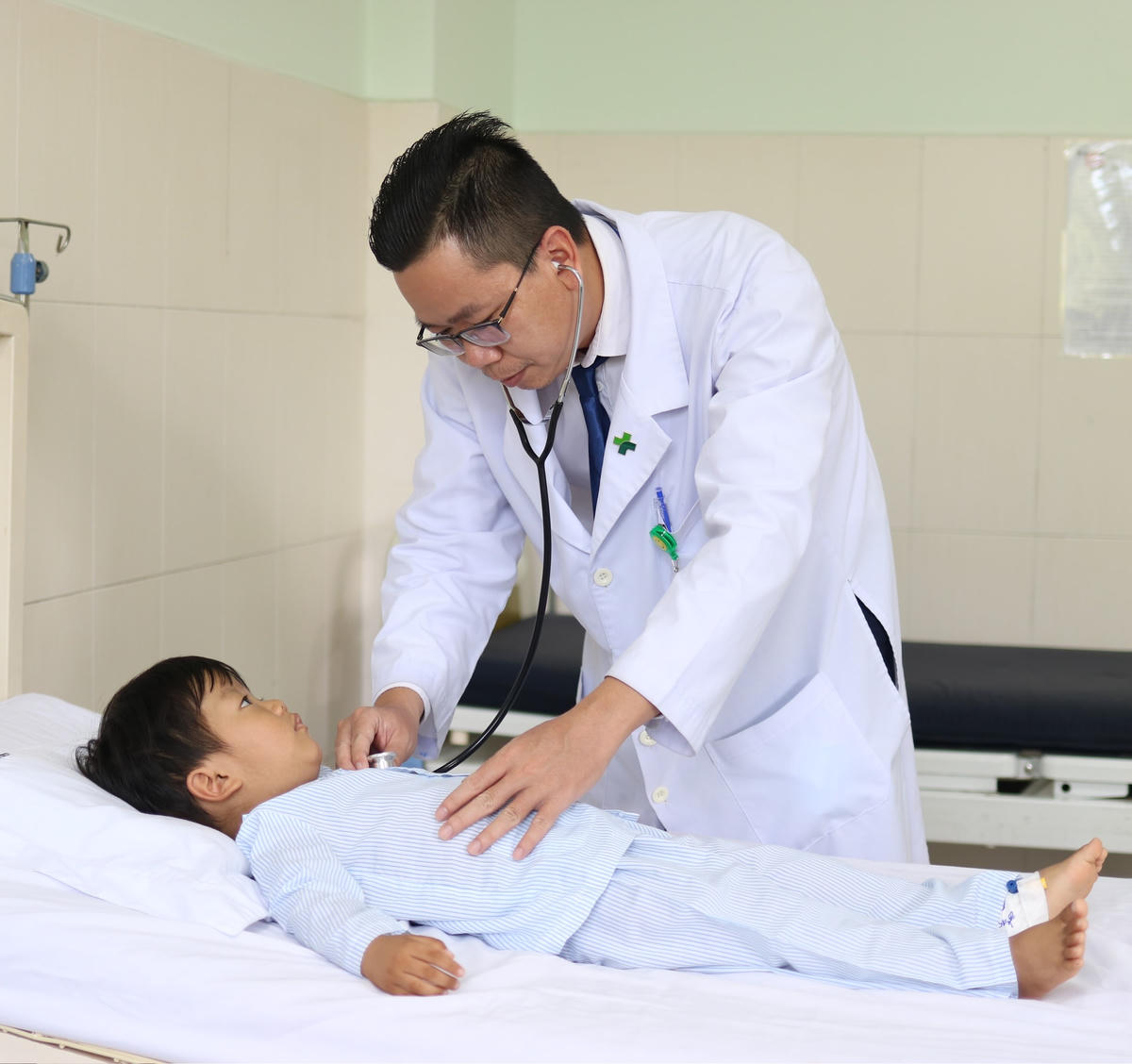Bệnh nhi hẹp van động mạch phổi được điều trị không qua phẫu thuật