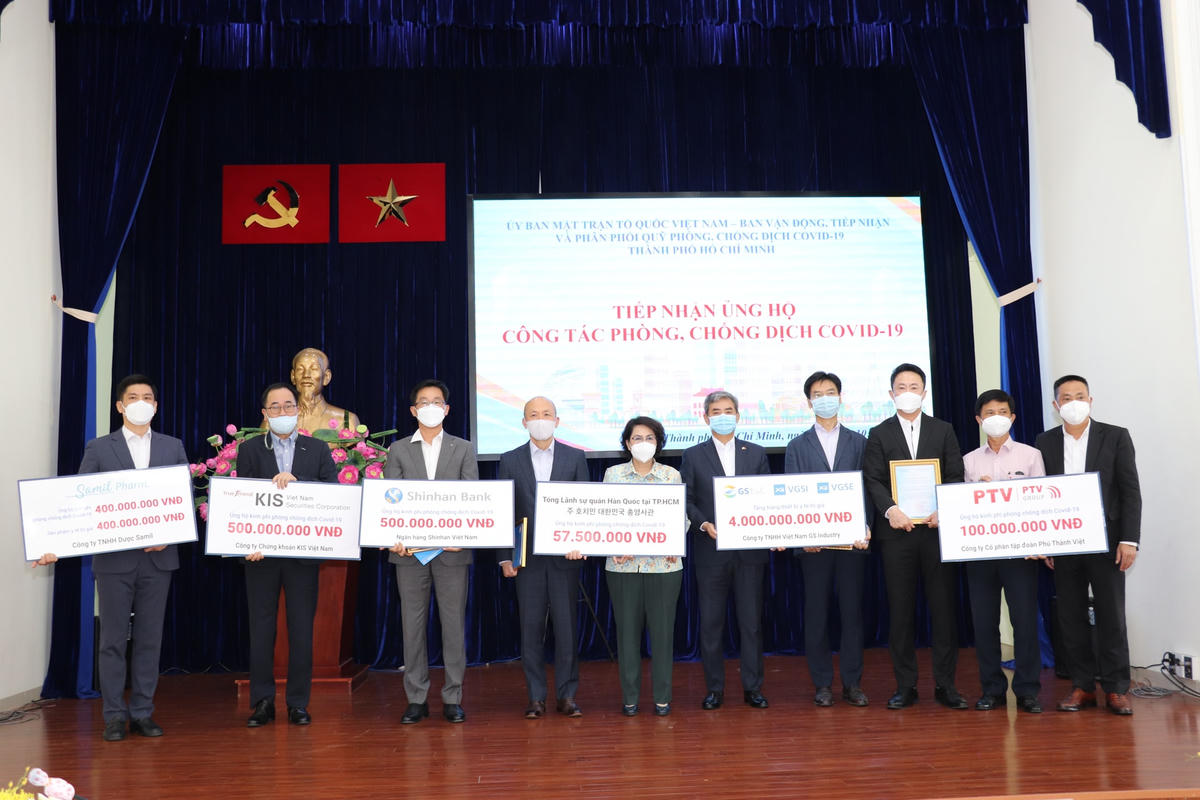 Bà Tô Thị Bích Châu tiếp nhận ủng hộ từ Tổng lãnh sự Hàn Quốc tại TP HCM và các doanh nghiệp thành viên thuộc Koncham.