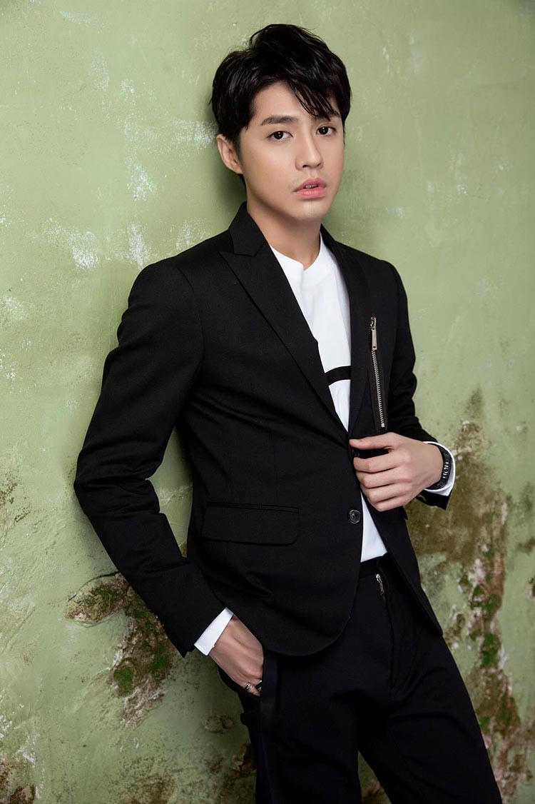 Noo Phước Thịnh là một ca sĩ trẻ, tài năng.