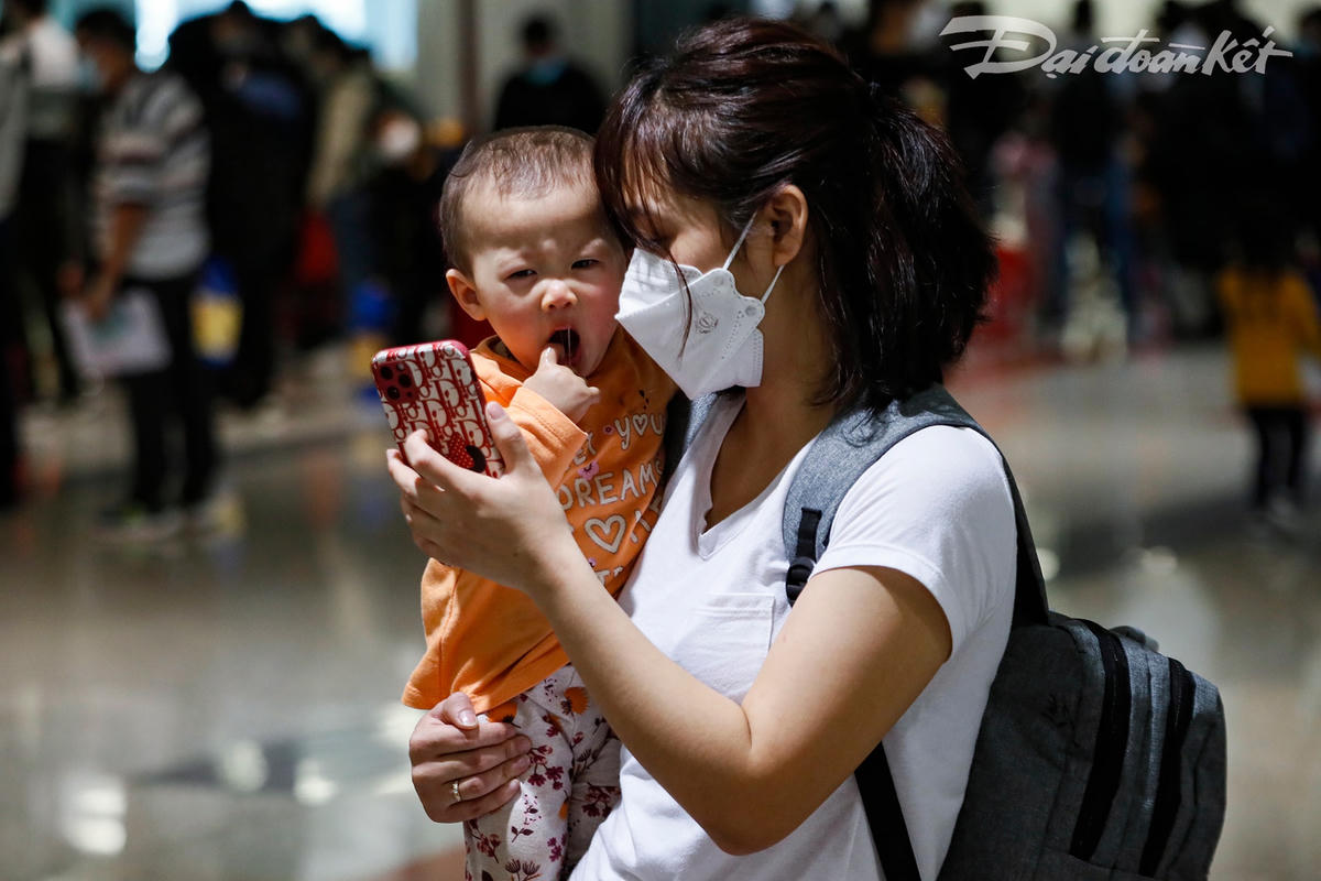 Nhiều em bé khá mệt mỏi sau hành trình dài ngày mới về được đến Việt Nam.